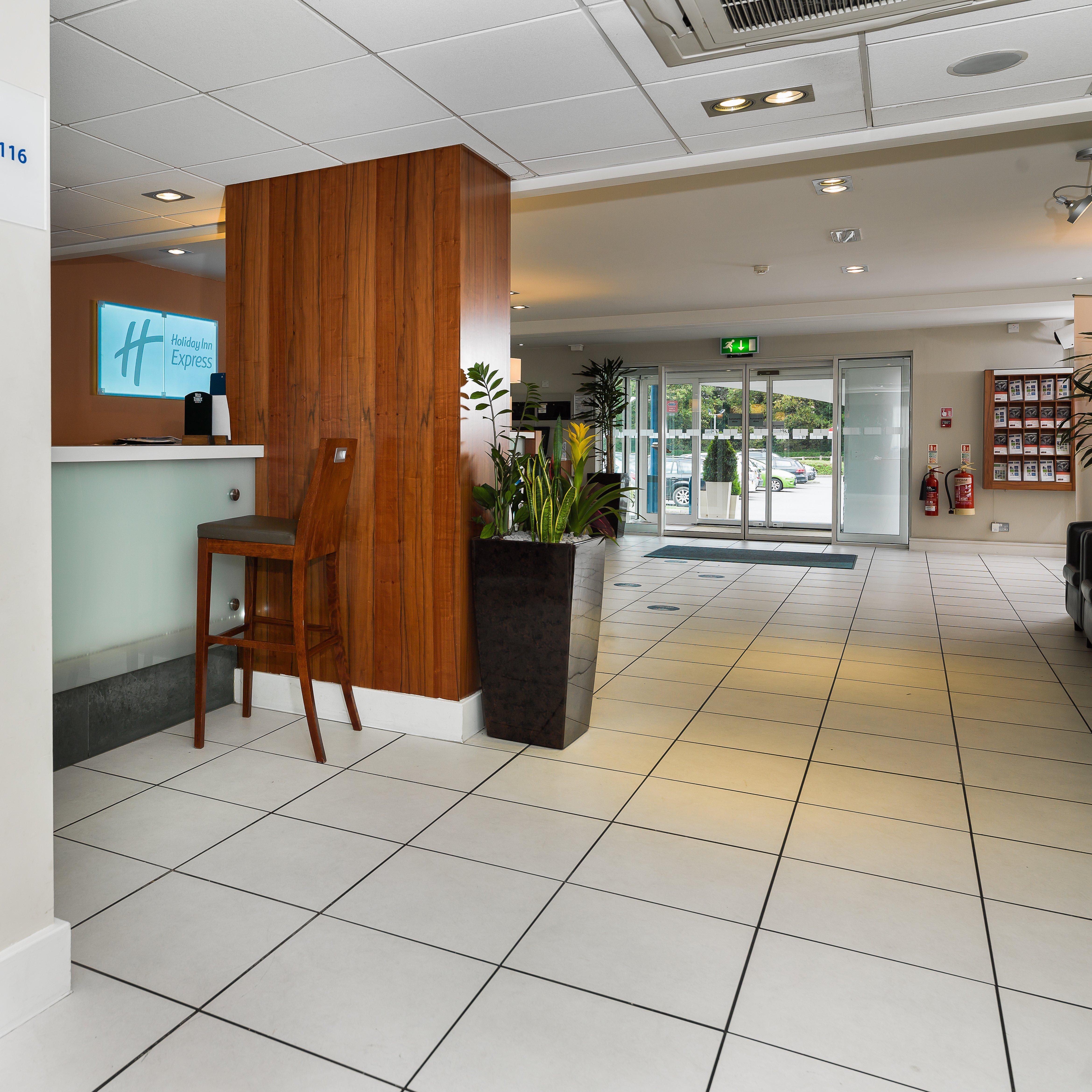 Holiday Inn Express London Gatwick Crawley, An Ihg Hotel Crawley (West Sussex) Exterior foto
