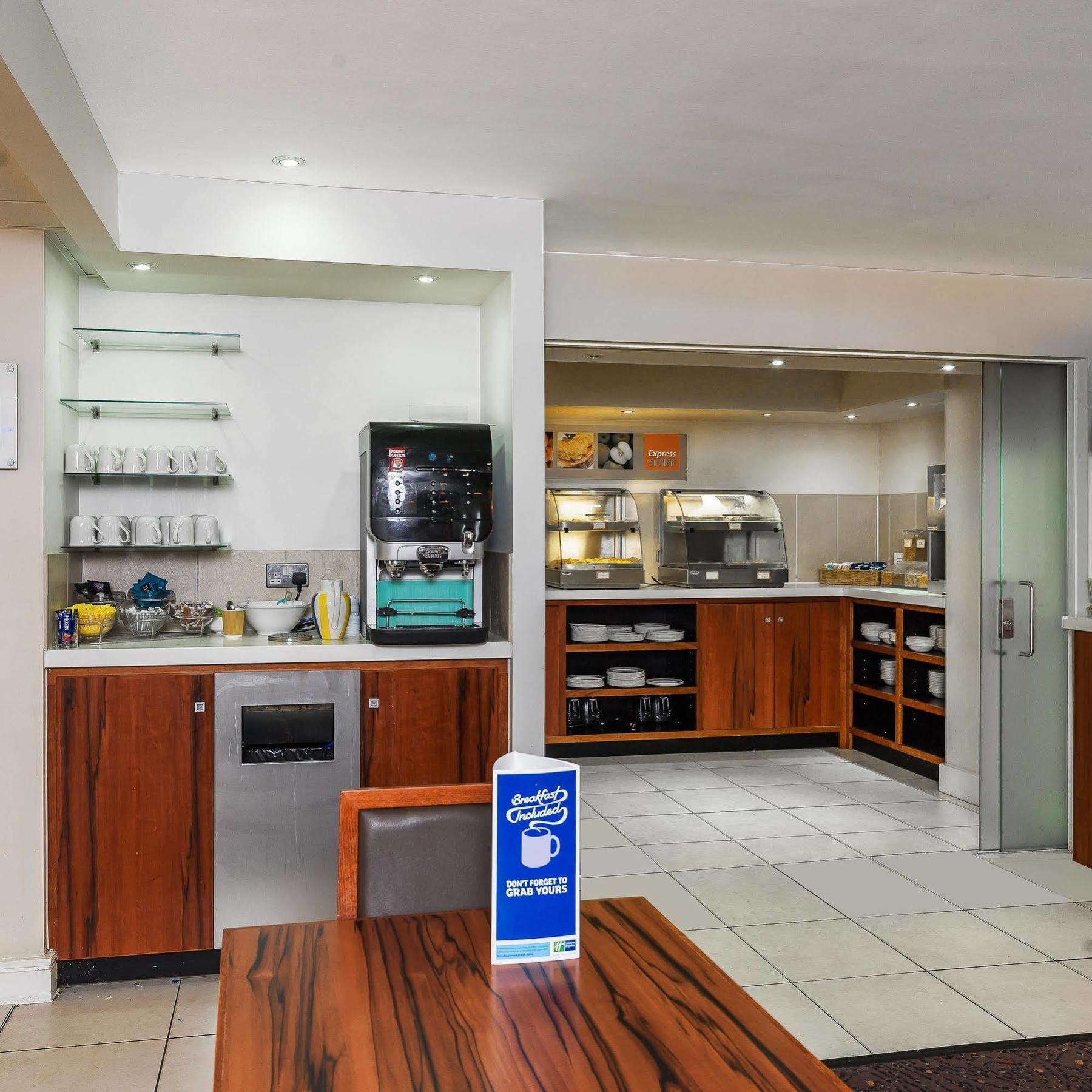 Holiday Inn Express London Gatwick Crawley, An Ihg Hotel Crawley (West Sussex) Exterior foto