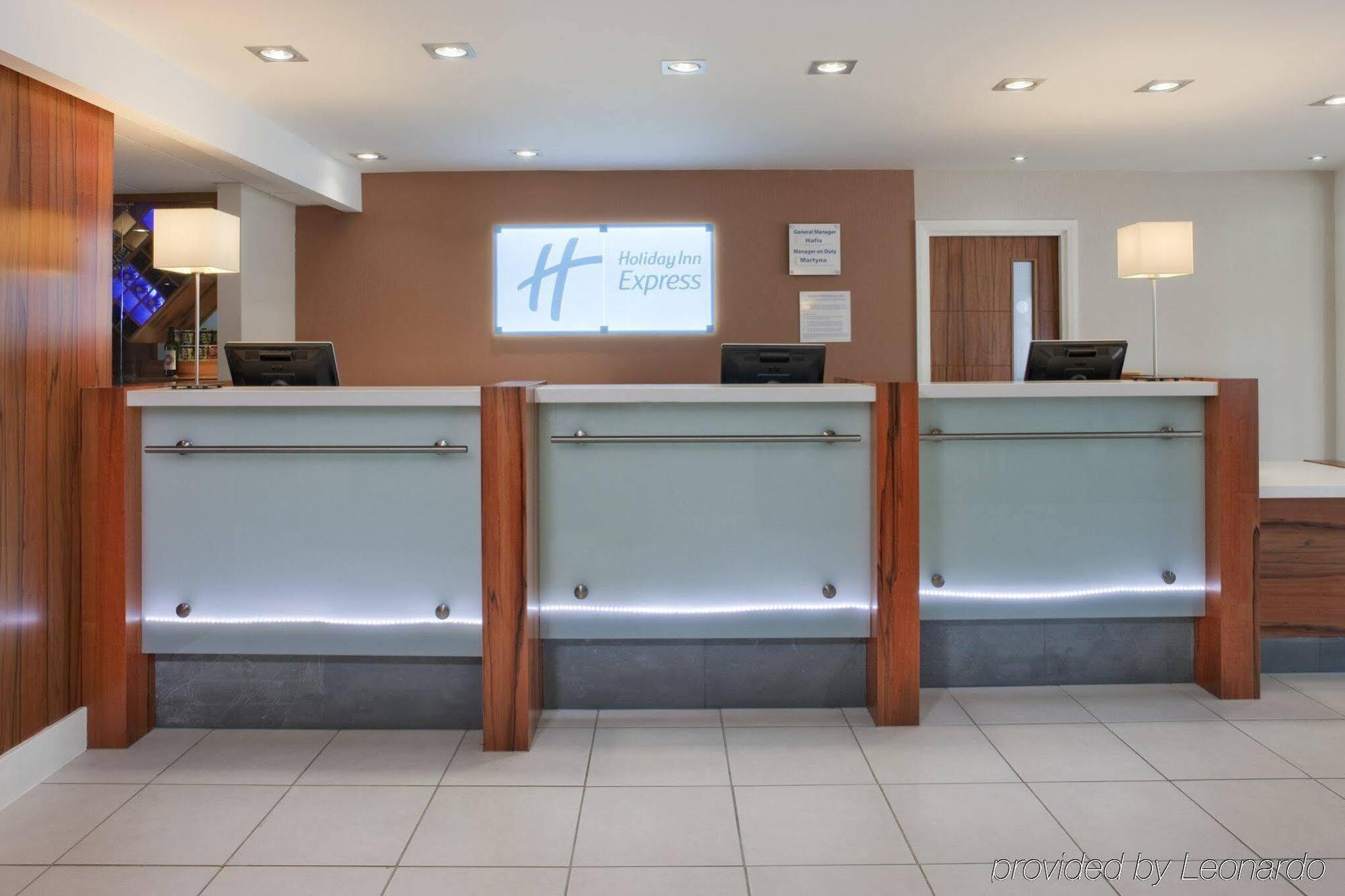 Holiday Inn Express London Gatwick Crawley, An Ihg Hotel Crawley (West Sussex) Exterior foto